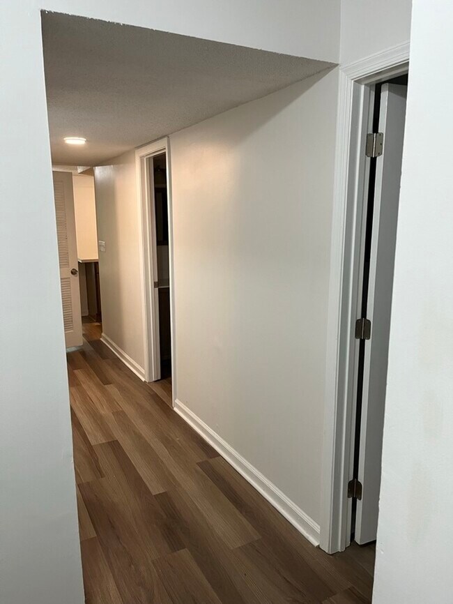 Foto del edificio - Renovated 1 bed 1 bath condo in gated comm...