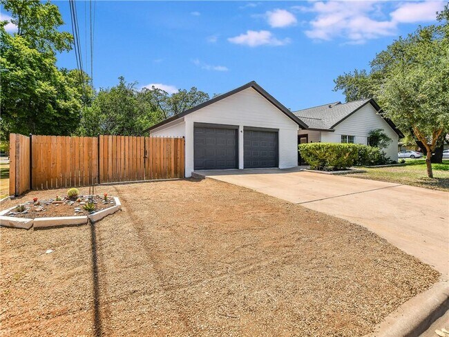 Building Photo - 4301 Balcones Woods Dr