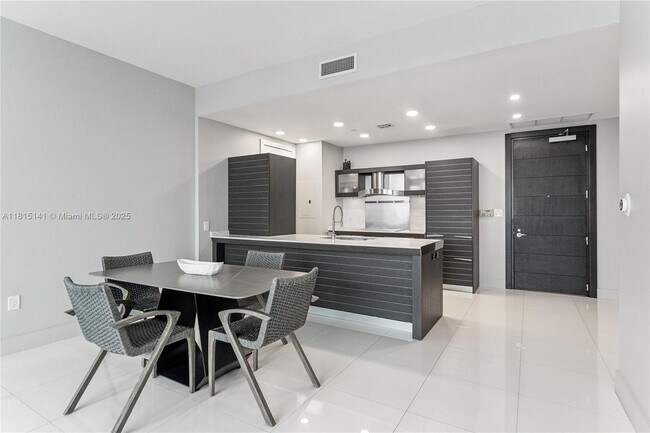 Building Photo - 200 Biscayne Blvd Way