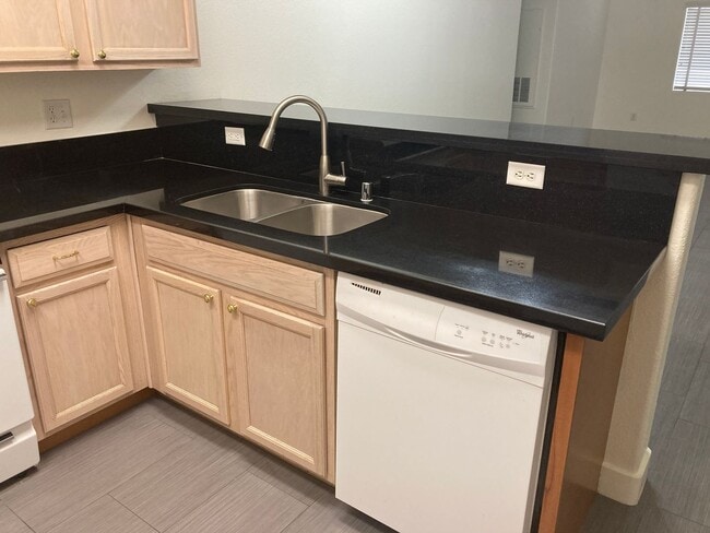 Building Photo - 2001 Quartz Cliff St