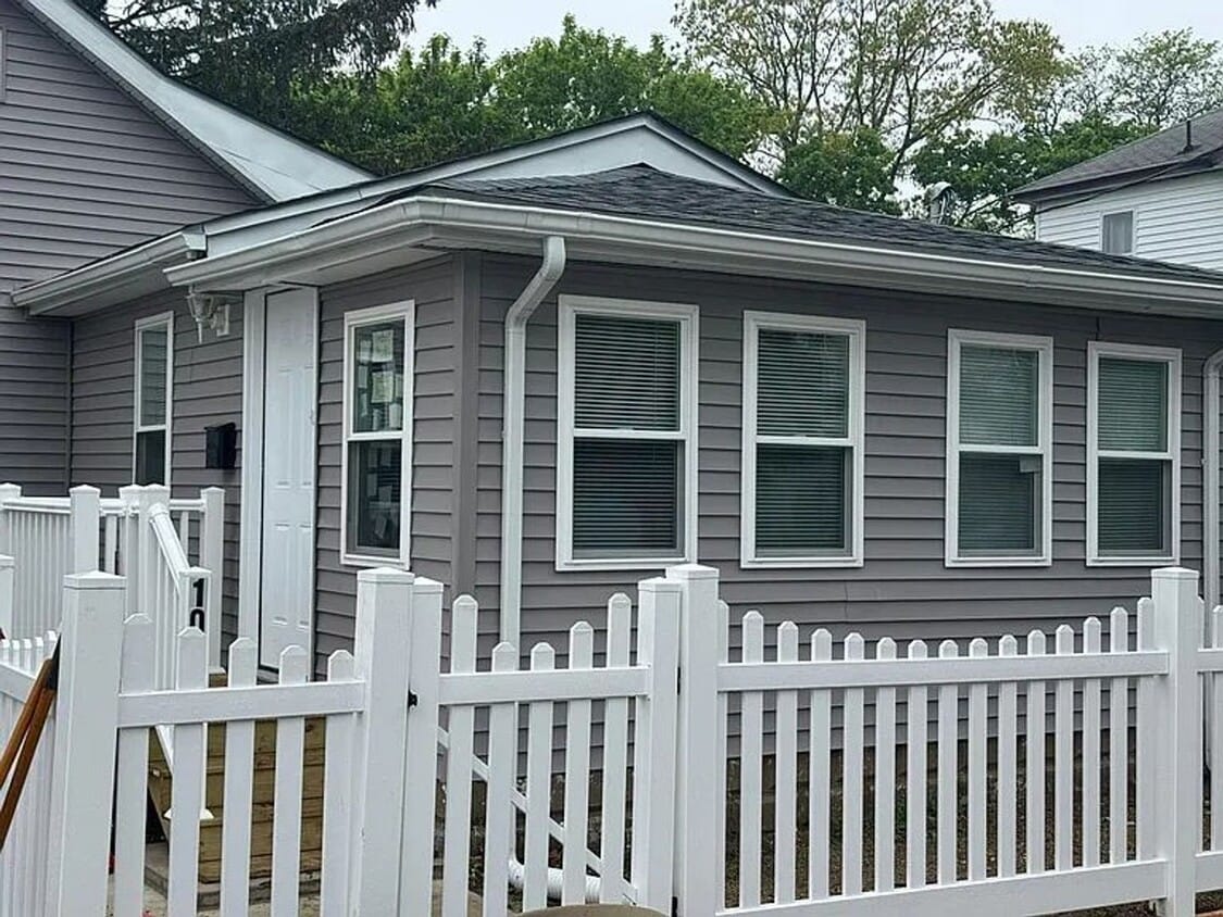 Foto principal - NEWLY REBUILT ONE LEVEL LIVING SPACE
