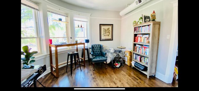 Foto del edificio - 2100 W Division St