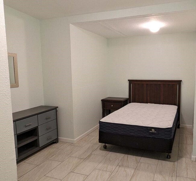 Foto del edificio - 1330 E 10th St