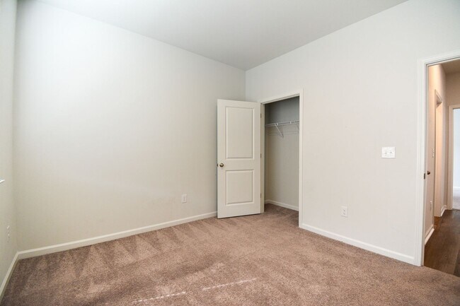 Building Photo - 3 Bedroom Home in Waterside Community of S...