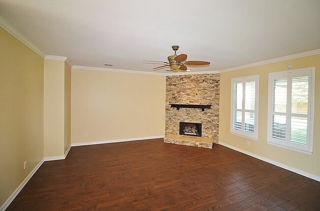 Building Photo - 313 Del Cano Dr