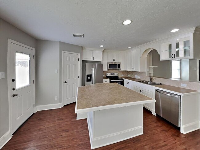 Building Photo - 18432 Sunrise Oaks Ct