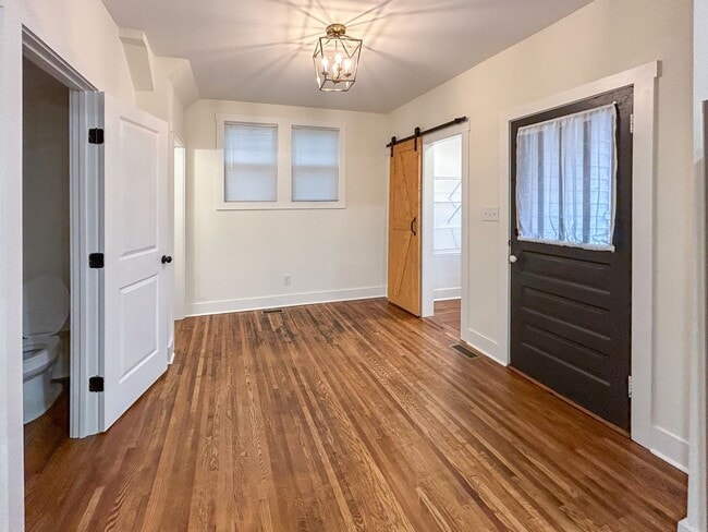 Building Photo - Beautifully Updated 3-Bedroom, 2-Bathroom ...