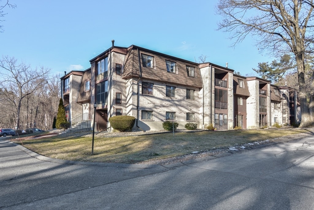 6 Greenbriar Dr Unit 304, North Reading, MA 01864 Condo for Rent in