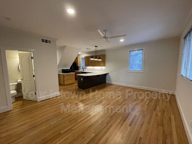 Foto del edificio - 884 Lake Ave NE