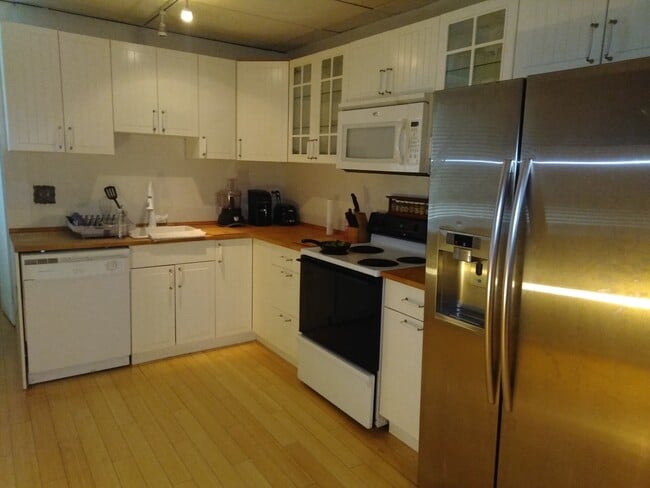 kitchen - 1016 S Charles St