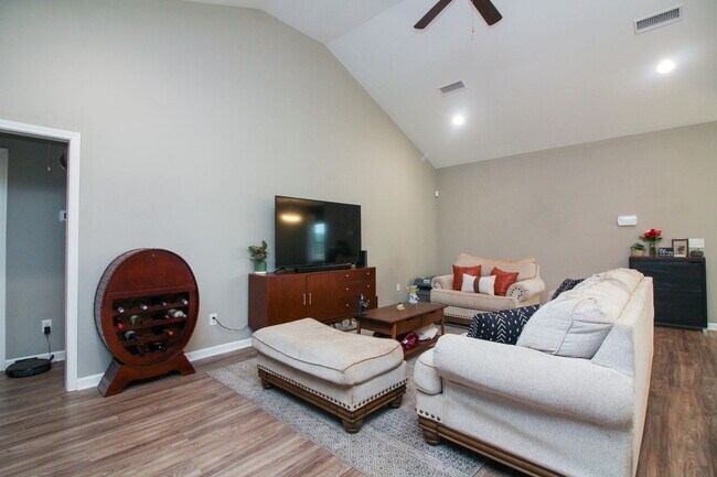 Foto del edificio - Newer 3 bedroom, 2 bath Phenix City Home w...