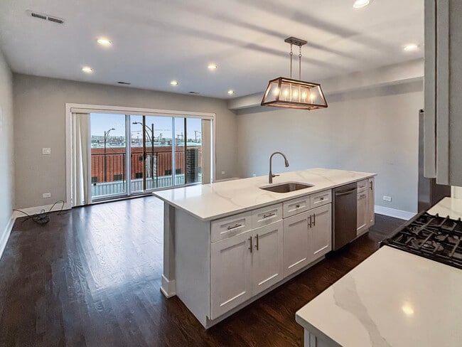 Building Photo - 1634 W Cermak Rd