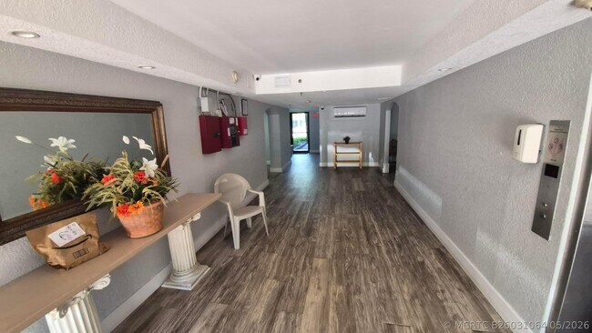 Building Photo - 450 Egret Cir