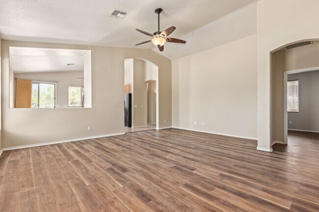 Building Photo - Stunning 4 bedroom 2 bathroom home with ba...