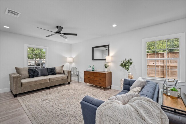 Building Photo - 6935 Palmetto St