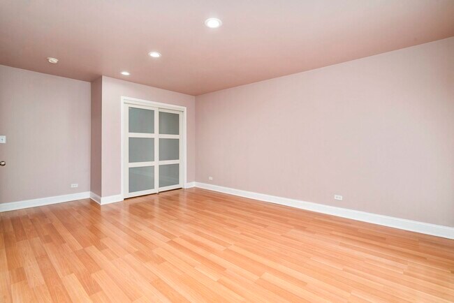 Building Photo - 2210 Country Club Dr