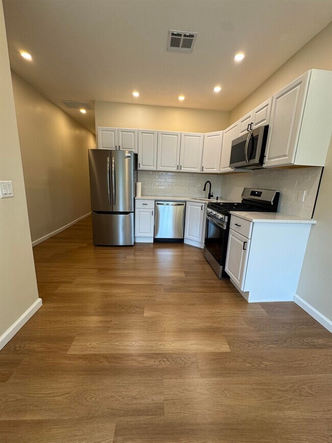 Building Photo - 628 Bramhall Ave