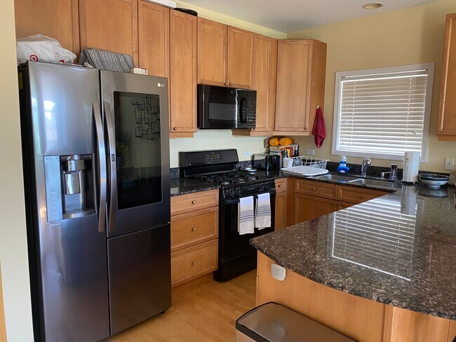 Cocina con un nuevo y divertido frigorífico - 3111 N Seminary Ave