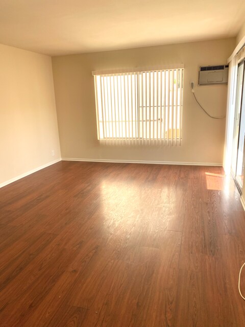 Living room - 541 N Flores St