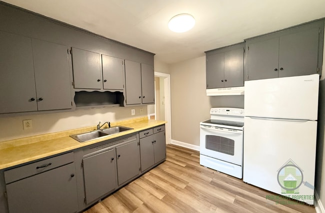 Building Photo - 121A White Oak Dr