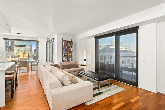 Foto del edificio - Luxurious 17th-Floor Renaissance Condo with Stunning City Views