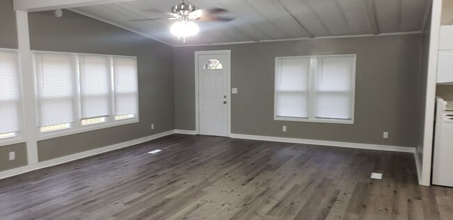 Building Photo - 3 bedroom 2 bath