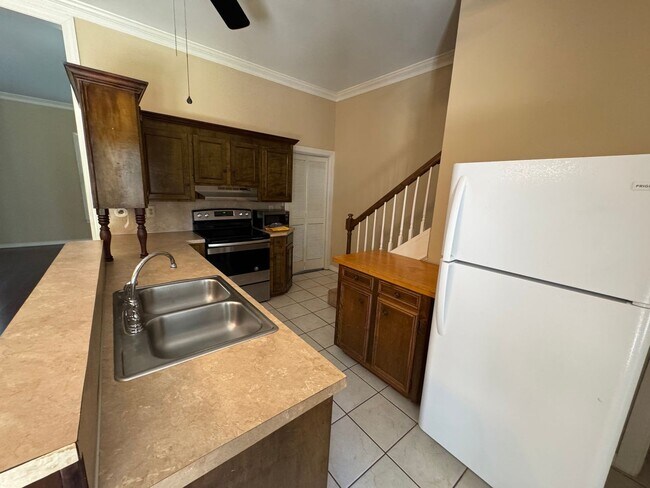 Building Photo - Two Story 2 bedroom, 2 bathroom home in So...