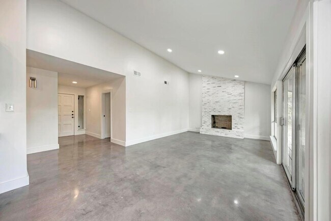 Building Photo - 6305 Forest Hills Dr