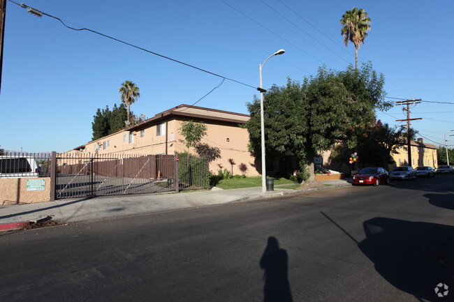 Building Photo - Carlyle Court Apartment Homes