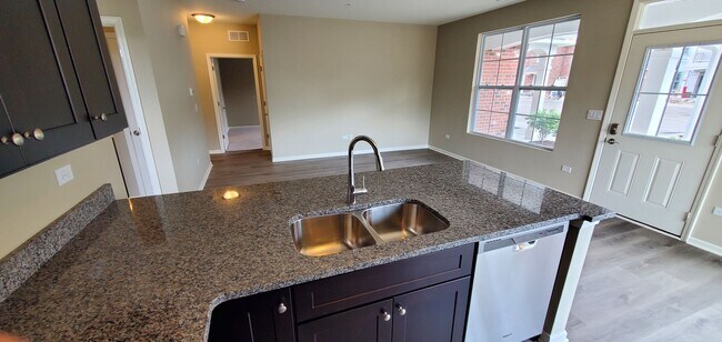 Foto del edificio - Emery Oak-2Br/2Ba Rental Home-First Floor,...