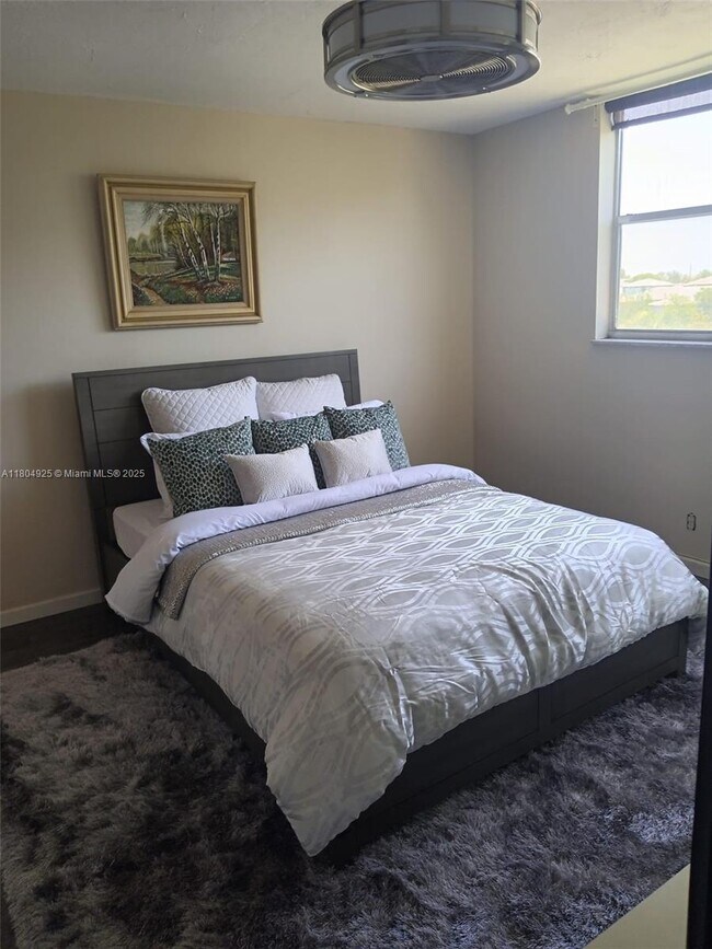 Foto del edificio - 2821 Somerset Dr
