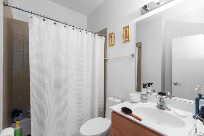 Building Photo - 2854 West North Avenue Apt ##, Chicago, IL...