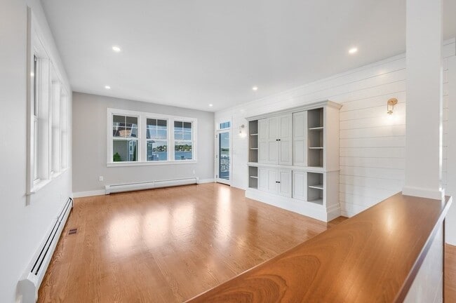 Building Photo - 8 Riverside Rd