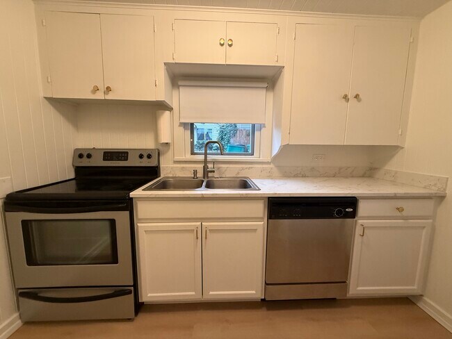 Foto del edificio - 10048 Interlake Ave N