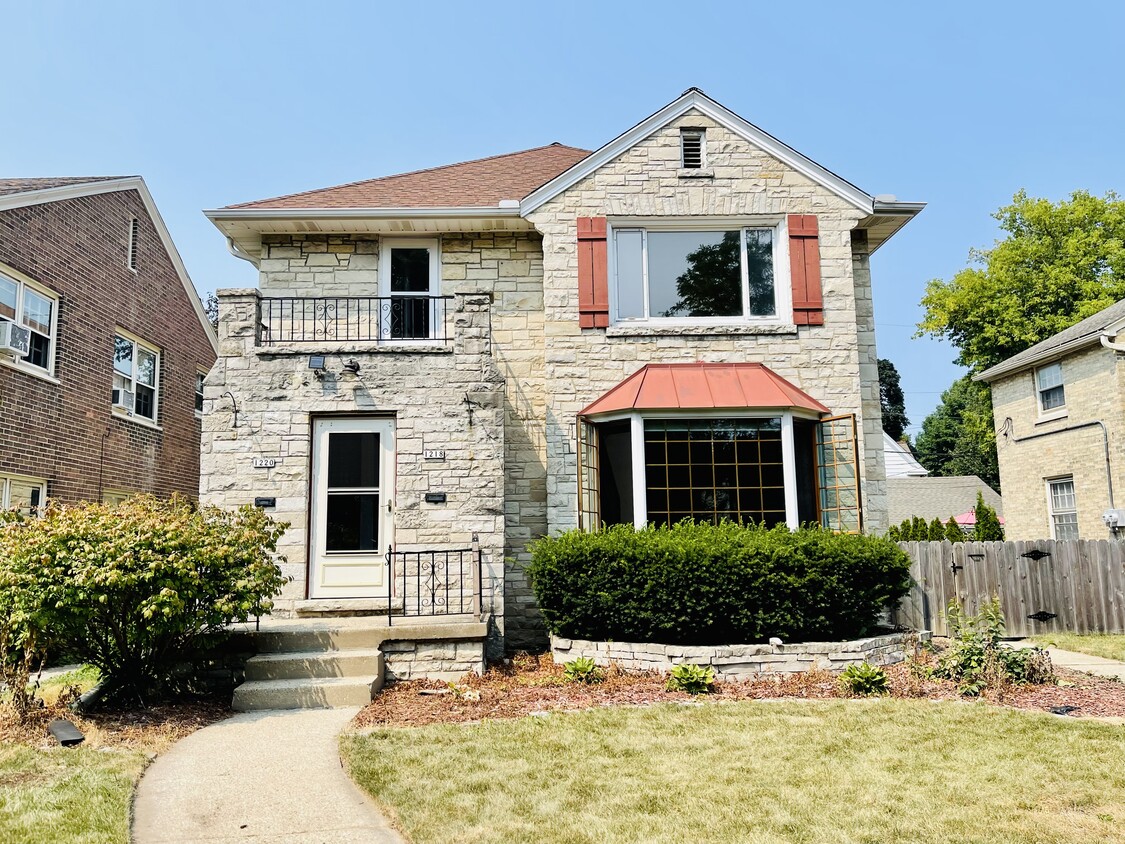 1218 E Kensington Blvd Unit 1, Shorewood, WI 53211 Apartments in