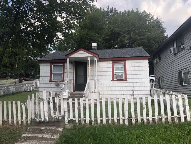 Building Photo - 555 SW State St