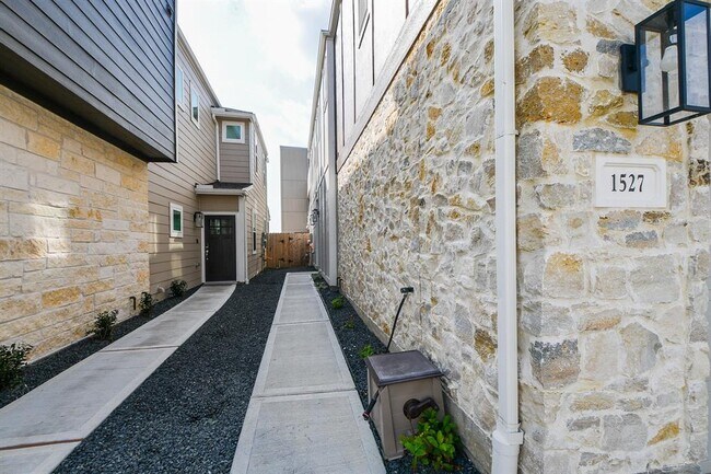 Foto del edificio - 1527 Lakeline Oak Dr