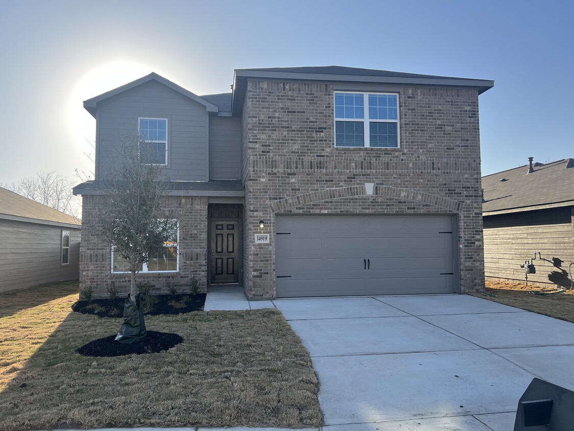 Entry way with 2 car garage - 14919 Harbor Lndg