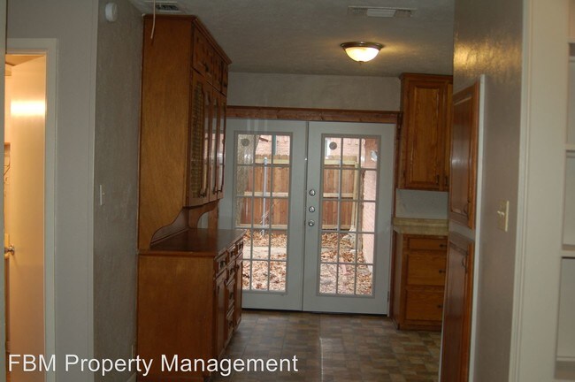 Building Photo - 502 Lakeshore Dr