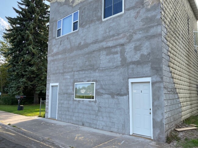 Foto del edificio - AVAILABLE SEPTEMBER - 1 BED 1 BATH