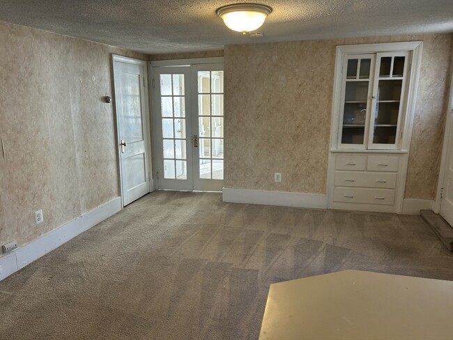 Building Photo - 82 Kenoza Ave