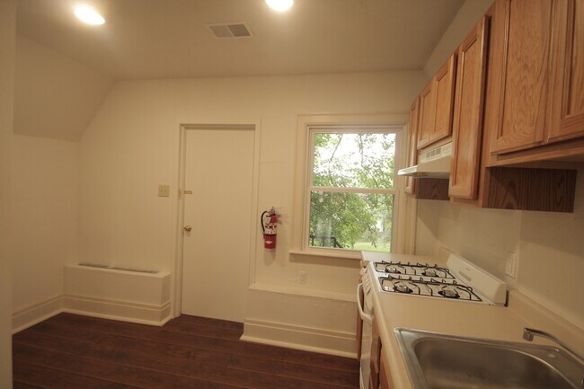 Building Photo - 419 Peebles St