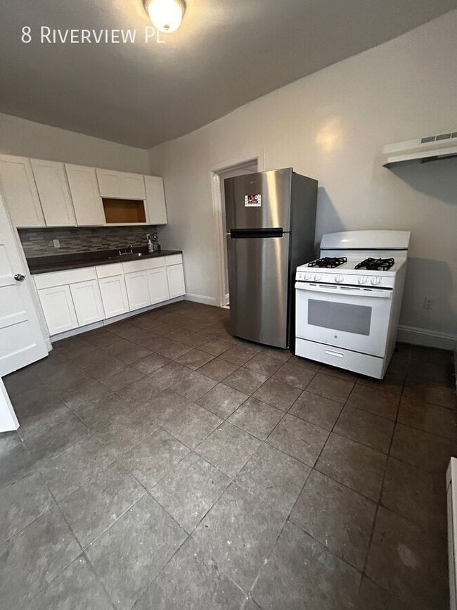 Building Photo - 8 Riverview Pl
