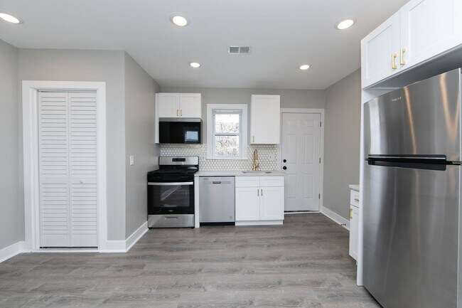 Foto del edificio - Beautiful Gut Renovated 2 Bed/1 Bath Top F...