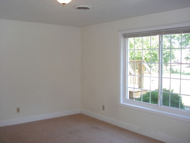 Building Photo - 618 E Campus Dr