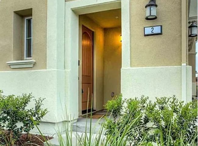 Building Photo - EPIC REA - Modern-Style 3 BR/3BA townhouse...