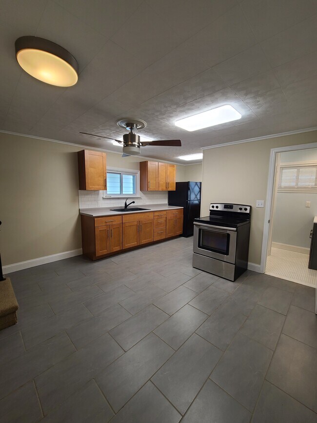Kitchen - 68 Hillside St