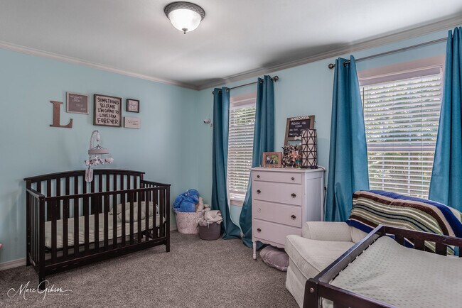 Building Photo - 1260 Capilano Dr