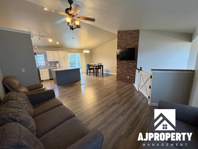 Building Photo - 5509 S Sarmar Ave