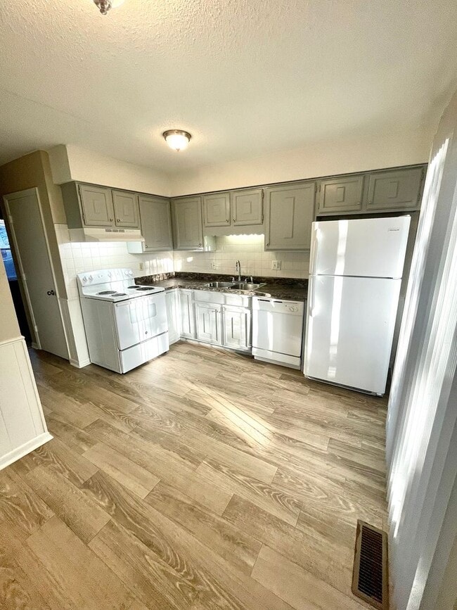 Foto del edificio - ****COMING SOON**** 2 Bedroom, 1.5 Bath in...
